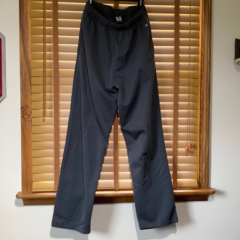 Men’s XL athletic pants, gray, 31 inch inseam, side pockets, great condition